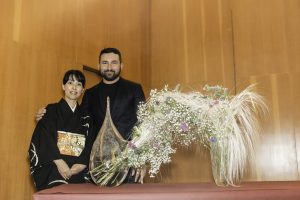 Mika Otani e Luca Gnizio autore del vaso della composizione