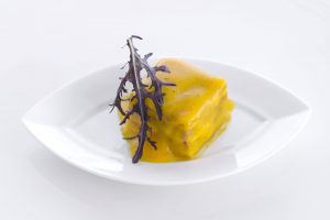 Battatuta di salmone con chantilly e foglia di senape